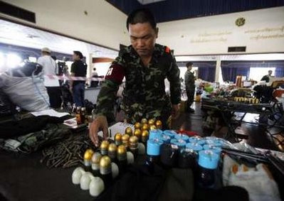 Các nhà chức trách Thái Lan tìm thấy rất nhiều vũ khí ở nơi người biểu tình từng chiếm giữ