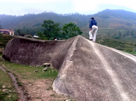 : Hòn đá “mẹ” thì bị rất nhiều người trèo lên, khắc tên, đi lại làm lu mờ những hoa văn trên đá. 