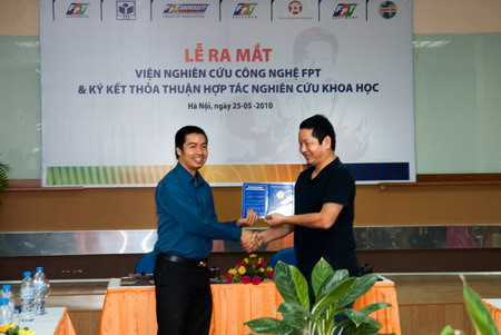 Chủ tịch HĐQT Trương Gia Bình trao giấy chứng nhận của Sở KH & CN cho Tiến sĩ Trần Thế Trung - Viện trưởng Viện Công nghệ FPT Chủ tịch HĐQT Trương Gia Bình trao giấy chứng nhận của Sở KH & CN cho Tiến sĩ Trần Thế Trung - Viện trưởng Viện Công nghệ FPT