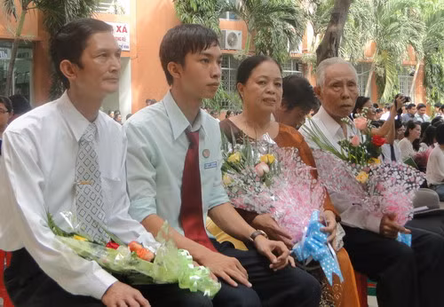 và các bạn học sinh không giấu được giọt nước mắt rung cảm bởi những gì chân thực nhất, gỉan dị nhất mà bạn Thư đã gửi gắm qua bài viết “Mẹ của con”…