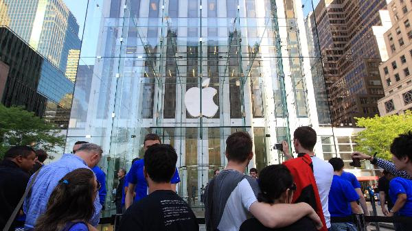 Người Mỹ lại nô nức đi mua iPad 3G ảnh 1 Customers wait to buy iPad 3G outside of an Apple Store at the 5th Avenue in New York, the United States, April 30, 2010