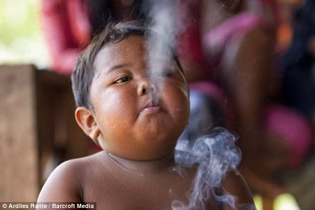 Hiếm khi nào người ta bắt gặp cậu bé 2 tuổi này không hút thuốc lá