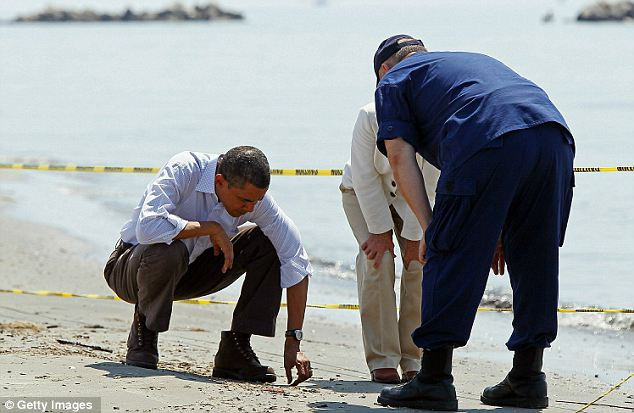 Mỹ: Gian nan chặn rò dầu ảnh 2 Damage control: U.S. President Barack Obama at Fourchon Beach today. Facing criticism that his government is not doing enough to stop the oil spill crisis, he has stepped up personal involvement Read more: http://www.dailymail.co.uk/news/worldnews/article-1282293/Gulf-oil-spill-BP-resumes-kill-efforts-Obama-accepts-responsibility.html#ixzz0pMpgqdR0