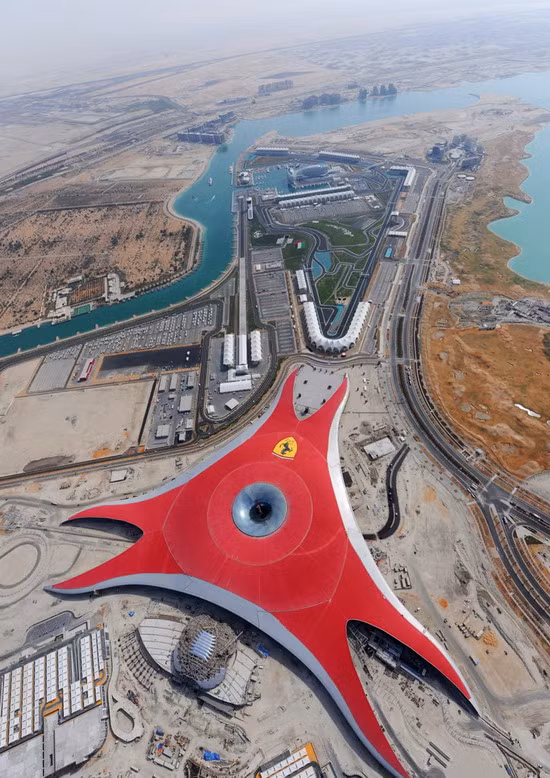 Mái đỏ thắm mang dáng dấp đường cong của những chiếc Ferrari GT huyền thoại có thể dễ dàng nhìn thấy ngay từ trên máy bay