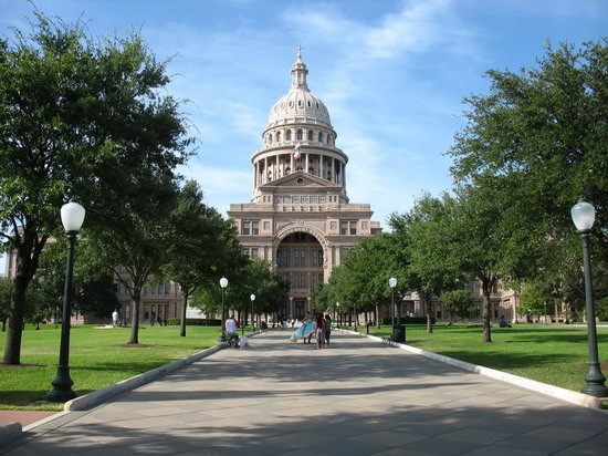 Tòa nhà hành chính của tiểu bang Texas được đặt tại Đại lộ Congress Avenue - Austin