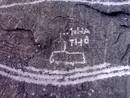 Những đường khắc tàn phá đá cổ.