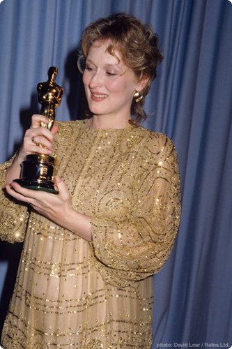 Meryl Streep đã mang thai được sáu tháng khi cô đoạt giải Oscar năm 1983. Meryl Streep đã được sáu tháng mang thai khi cô đoạt giải Oscar cho các lựa chọn của Sophie. The beading on her stunning gold gown kept all eyes on the star’s face, and the clever pleated skirt disguised her bump. Các beading trên áo choàng vàng tuyệt đẹp của cô giữ tất cả các mắt trên khuôn mặt của ngôi sao, và thông minh pleated cải trang váy bump cô.