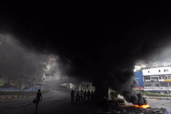 Những người biểu tình nấp sau đám khói dày đặc