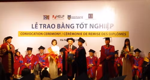 Khoa Quốc tế trao bằng các văn bằng liên kết quốc tế