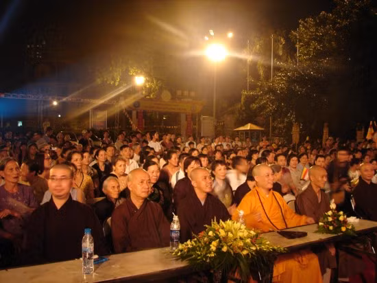 Đông đảo các chư tôn đức đã đến tham dự