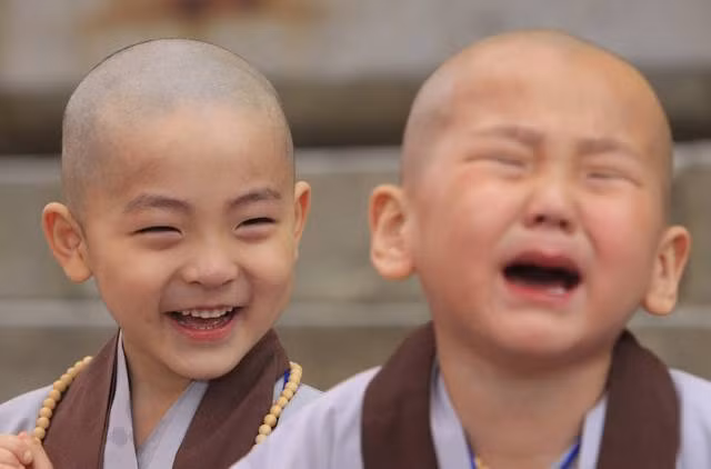 Những cậu bé sau khi được cắt tóc xuất gia