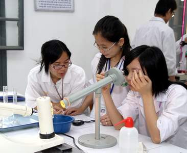 Giờ thực hành của SV đại học dược