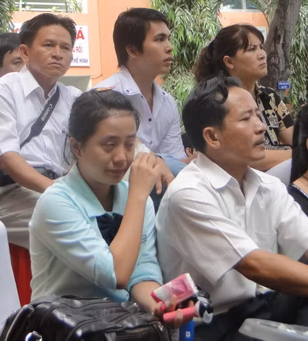 và các bạn học sinh không giấu được giọt nước mắt rung cảm bởi những gì chân thực nhất, gỉan dị nhất mà bạn Thư đã gửi gắm qua bài viết “Mẹ của con”…