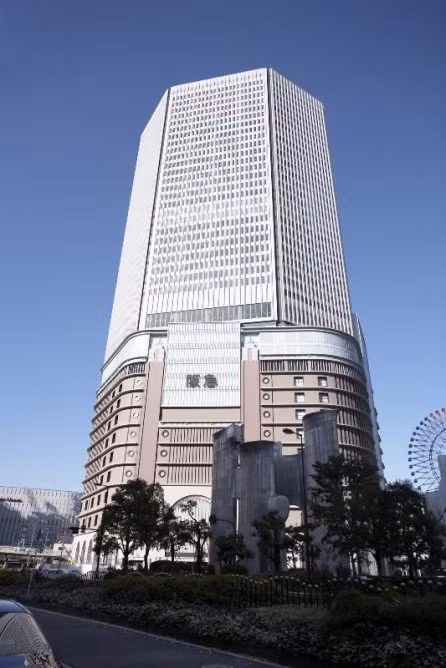 tòa nhà Umeda Hankyu được lắp đặt 5 chiếc thang máy khổng lồ