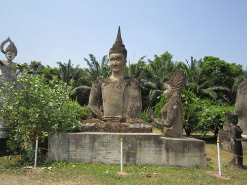 Thăm Vườn Chư Phật ở Viêng Chăn