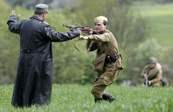 Châu Âu kỷ niệm ngày Thế chiến thứ 2 kết thúc ảnh 7 Actors dressed as soldiers of the Russian and German armies re-enact a historic battle to commemorate the 65th anniversary of the end of World War II in Milin May 8, 2010.