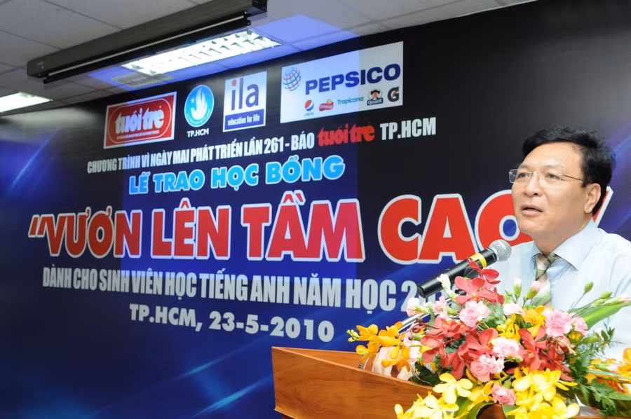 Trao học bổng Vươn lên tầm cao năm học 2010-2011 ảnh 1