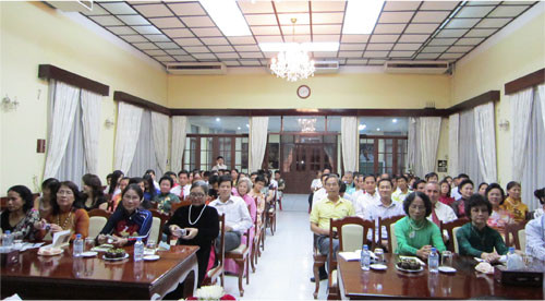 Quang cảnh buổi gặp gỡ giữa các nhà văn và cán bộ, nhân viên làm việc tại Đại sứ quán và các kiều bào tại Viêng Chăn