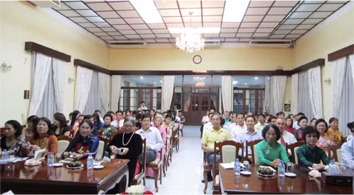 Quang cảnh buổi gặp gỡ giữa các nhà văn và cán bộ, nhân viên làm việc tại Đại sứ quán và các kiều bào tại Viêng Chăn