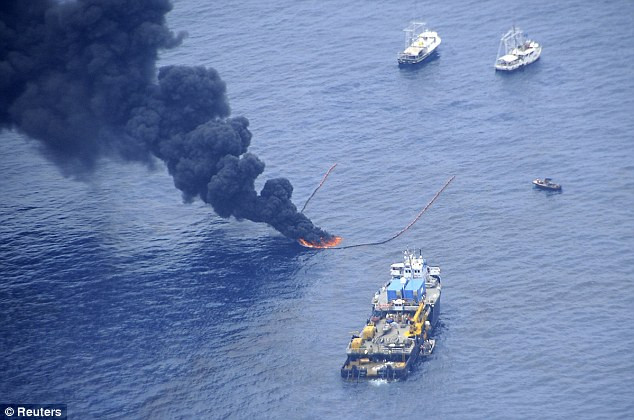 Mỹ: Gian nan chặn rò dầu ảnh 4 Crews conduct controlled burns near the Deepwater Horizon/BP incident site in the Gulf of Mexico Read more: http://www.dailymail.co.uk/news/worldnews/article-1282293/Gulf-oil-spill-BP-resumes-kill-efforts-Obama-accepts-responsibility.html#ixzz0pMq3L1Ds