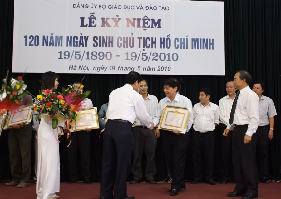 Hết lòng vì sự nghiệp giáo dục báo công lên Bác Hồ kính yêu