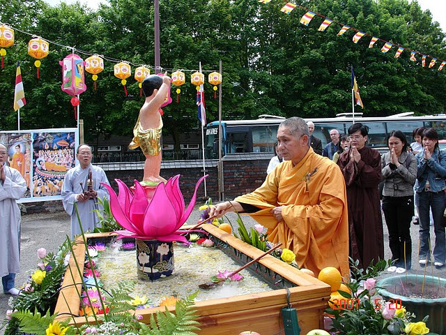 Nguồn gốc của Lễ tắm Phật bắt nguồn từ sự tích Đức Phật đản sinh. Theo Phật sử, khi Phật đản sinh, trên trời có chín vị rồng phun hai dòng nước nóng lạnh tắm rửa cho Ngài. Cùng lúc ấy, chư thiên tung hoa trời, trỗi nhạc trời chúc mừng Thái tử. Về sau, Lễ tắm Phật là một trong những nghi thức long trọng trong lễ hội kỷ niệm Phật đản. 