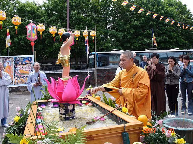 Nguồn gốc của Lễ tắm Phật bắt nguồn từ sự tích Đức Phật đản sinh. Theo Phật sử, khi Phật đản sinh, trên trời có chín vị rồng phun hai dòng nước nóng lạnh tắm rửa cho Ngài. Cùng lúc ấy, chư thiên tung hoa trời, trỗi nhạc trời chúc mừng Thái tử. Về sau, Lễ tắm Phật là một trong những nghi thức long trọng trong lễ hội kỷ niệm Phật đản. 