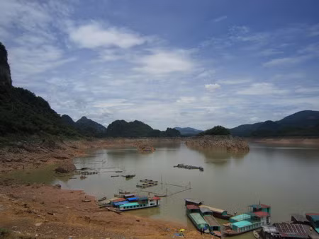 Lòng hồ sông Đà khô "khát"
