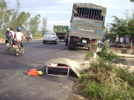 Xe tải hất văng xe máy gây "bốc cháy"