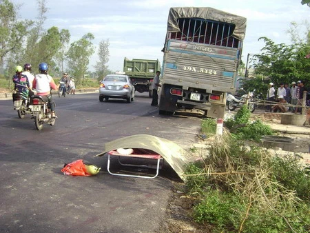 Xe tải hất văng xe máy gây &quot;bốc cháy&quot;