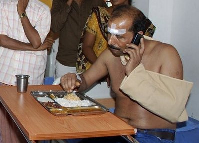 Ông Krishna - người may mắn sống sót hầu như không bị xây xát Ông Krishna có lẽ là người may mắn nhất khi ông thoát chết và hầu như không bị xây xát