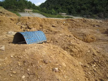 Lòng hồ sông Đà khô "khát" ảnh 2