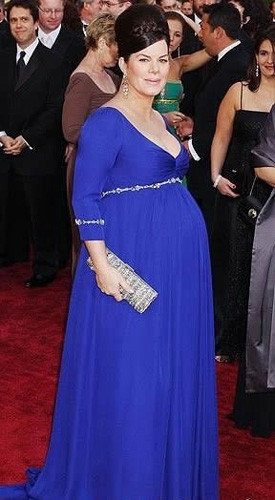 Mỹ nữ diễn viên Marcia Gay Harden đang mang thai một cặp song sinh khi xuất hiện tại Oscar 2004. Dù chiếc bụng bầu khá lớn nhưng cô vẫn rất đẹp và duyên dáng. Mỹ nữ diễn viên Marcia Gay Harden (đề cử cho Mystic River) là một trong những chỉ có đi qua thảm đỏ với cặp song sinh. Her royal blue Badgley Mischka gown, lined at the waist with antique beads, was selected to show off her growing belly. Badgley Mischka màu xanh hoàng gia của cô áo choàng, lót ở eo với hạt cổ xưa, đã được chọn thể hiện bụng của cô ngày càng tăng.