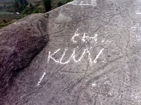 Có kẻ cao hứng viết cả những ký tự