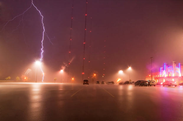Những bức ảnh kinh hoàng của người "săn bão" ảnh 15 July 15, 2008: More lightning at the North Omaha tower. You can see more of Mike’s work at his website