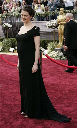 Nhà thiết kế Narcisco Rodriguez đã thiết kế trang phục riêng cho bà bầu bảy tháng - Rachel Weisz tại Oscar 2006. Cô là người chiến thắng giành giải Nữ diễn viên phụ xuất sắc nhất. Nhà thiết kế Narcisco Rodriguez đã ba trang phục riêng cho bảy-tháng-thai Rachel Weisz để lựa chọn; là người chiến thắng nữ diễn viên phụ xuất sắc nhất (cho The Constant Gardener) được lựa chọn một số off-vai-đen ngày của buổi lễ.