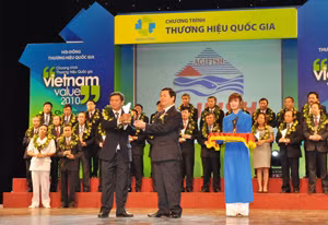 Bộ trưởng Bộ Công thương Vũ Huy Hoàng trao cup cho các DN. (ẢNH, CT)