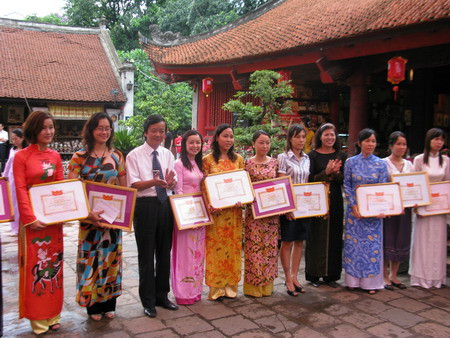 Những GV quận Đống Đa được khen thưởng Những GV quận Đống Đa được khen thưởng