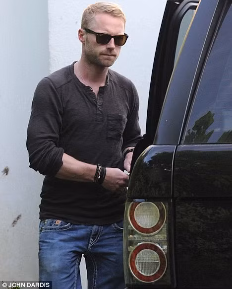 Ronan Keating buồn bã rời khỏi ngôi nhà của gia đình