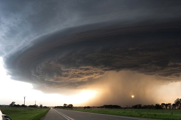 Những bức ảnh kinh hoàng của người "săn bão" ảnh 8 May 28, 2004, on Highway 12, Nebraska: a supercell spins across the countryside. Mike says: