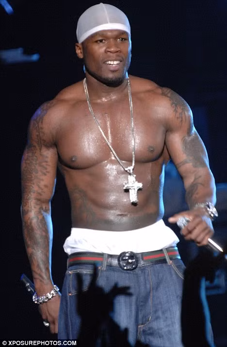50 Cent với cơ bắp cuồn cuộn trong một buổi biểu diễn hồi năm ngoái