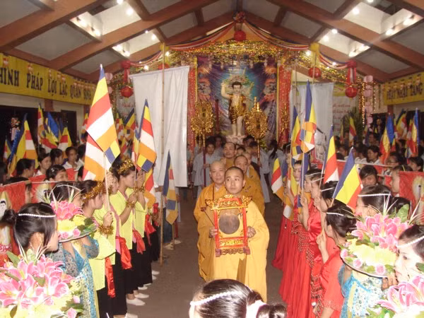 Mừng lễ Phật đản tại Chùa Bằng (Hà Nội)