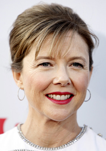 Mang thai cũng không giữ được Annette Bening xa thảm đỏ Oscar. Cô đã sinh con gái Ella hai tuần sau đó. Mang thai đã không bao giờ giữ Annette Bening xa lễ Academy Awards. Although she lost the Best Supporting Actress Oscar to Hilary Swank (for Boys Don’t Cry), Bening looked charming at the ceremony. Mặc dù cô đã thua nữ diễn viên phụ xuất sắc nhất Oscar cho Hilary Swank (đối với Boys Don’t Cry), Bening trông duyên dáng tại buổi lễ. She gave birth to daughter Ella two weeks later. Cô đã sinh con gái Ella hai tuần sau đó.