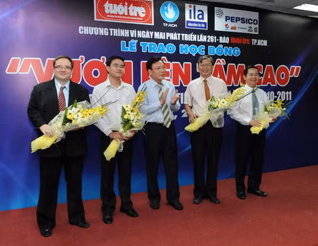 Trao học bổng Vươn lên tầm cao năm học 2010-2011