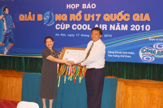 Đồng chí Nguyễn Thị Hà, Bí thư TƯ Đoàn TNCS Hồ Chí Minh nhận số tiền tặng các đội đoạt cúp từ nhà tài trợ.