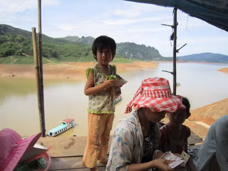Lòng hồ sông Đà khô "khát" ảnh 5