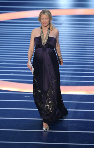 Năm 2008 là một năm lớn cho Cate Blanchett, cô được đề cử hai giải Oscar trong thể loại (nữ diễn viên chính xuất sắc nhất và nữ diễn viên phụ xuất sắc nhất). Bà bầu tám tháng duyên dáng tại buổi lễ. Cô chọn một chiếc váy satin Dries Van Noten màu xanh và một chiếc vòng cổ quá khổ của Lorraine Schwartz. Năm 2008 là một năm lớn cho Cate Blanchett, đề cử hai giải Oscar trong thể loại (nữ diễn viên chính xuất sắc nhất cho Elizabeth: The Golden Age và nữ diễn viên phụ xuất sắc nhất cho I’m Not There) và tám tháng mang thai tại buổi lễ. She chose a blue satin Dries Van Noten gown, oversized jewelry by Lorraine Schwartz jewels and a Roger Vivier clutch. Cô chọn một satin màu xanh Dries Van Noten áo choàng, đồ trang sức quá khổ của Lorraine Schwartz đồ trang sức và một ly hợp Roger Vivier.