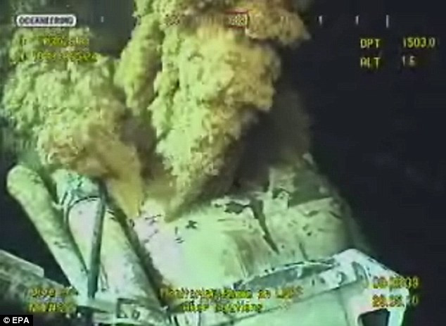 Mỹ: Gian nan chặn rò dầu ảnh 3 Damage control: U.S. President Barack Obama at Fourchon Beach today. Facing criticism that his government is not doing enough to stop the oil spill crisis, he has stepped up personal involvement Read more: http://www.dailymail.co.uk/news/worldnews/article-1282293/Gulf-oil-spill-BP-resumes-kill-efforts-Obama-accepts-responsibility.html#ixzz0pMpgqdR0