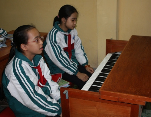 Lớp học đàn của trường THCS Lê Quý Đôn (Hải Dương) (ảnh: gdtd.vn). Lớp học đàn của trường THCS Lê Quý Đôn (Hải Dương) (ảnh: gdtd.vn).