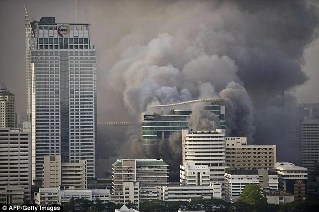 Khói lửa ngút trời Bangkok